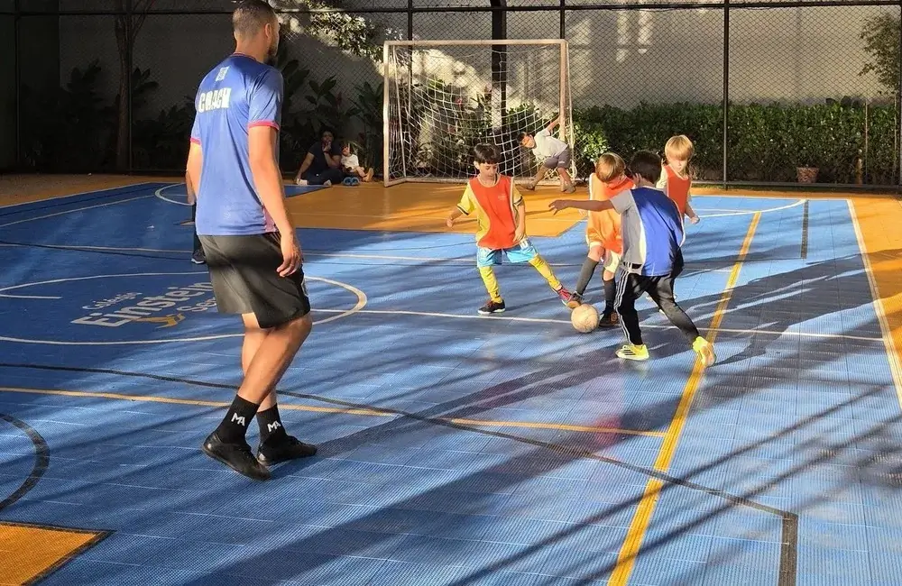Crianças participando de uma atividade da M.A Lions Soccer